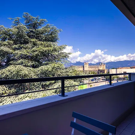 Rosanna Apartment